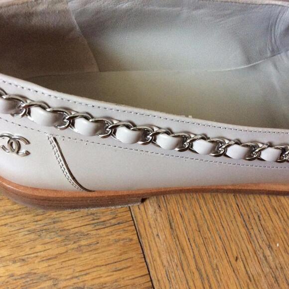 Chanel Cream Loafers - Picture 4 of 7
